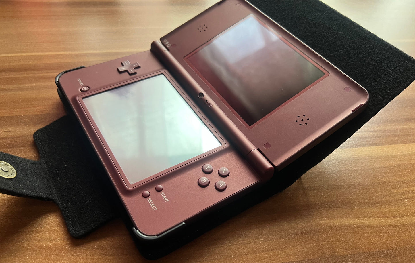 Nintendo DSi-XL - Handheld Spielekonsole - Bordeaux Rot inkl Zubehör + OVP