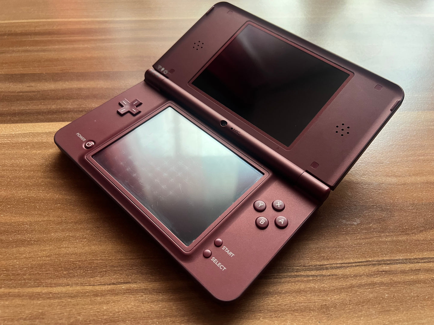 Nintendo DSi-XL - Handheld Spielekonsole - Bordeaux Rot inkl Zubehör + OVP