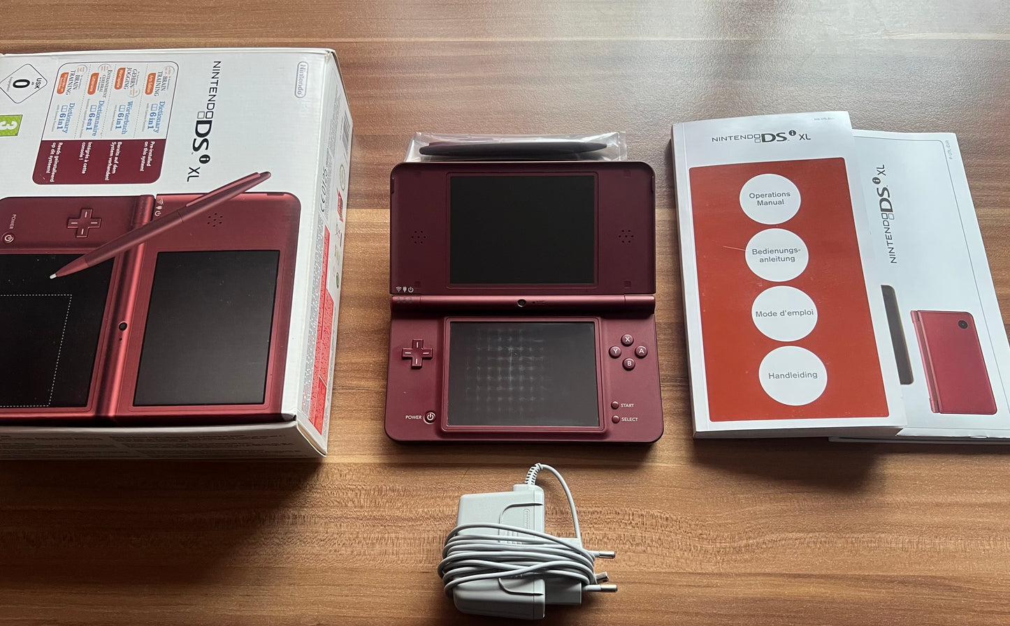 Nintendo DSi-XL - Handheld Spielekonsole - Bordeaux Rot inkl Zubehör + OVP